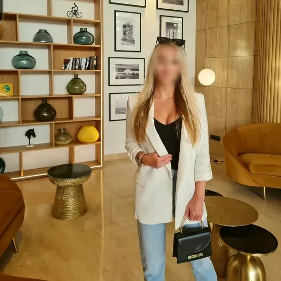 Clara, 35